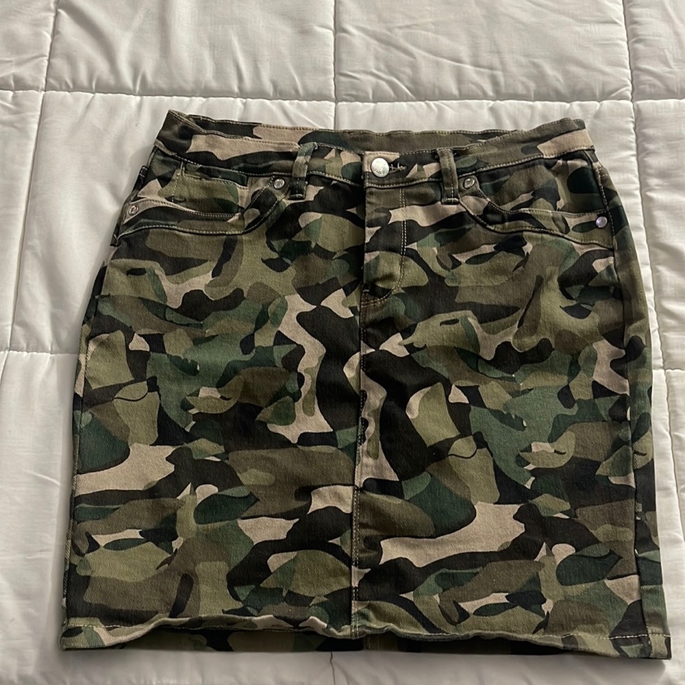 Venus green camouflage stretch denim skirt, size 10